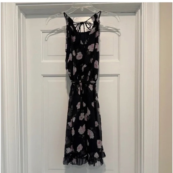 Beautiful Floral Dress - Picture 1 of 6